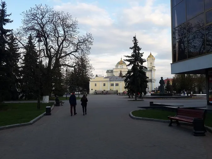 Лучанин пояснив, як водії авто можуть «успішно» паркуватися в центрі міста (фото)