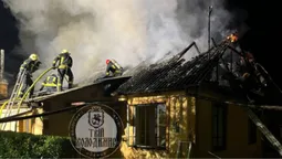 Блискавка влучила у дах: уночі на Волині горів житловий будинок (фото)