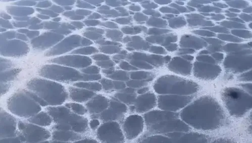 У селі на Волині водойма вкрилася незвичними малюнками