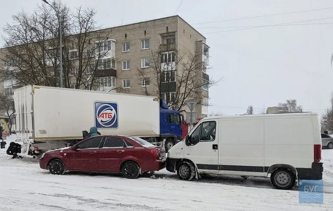 У Володимирі зіткнулися два авто і застрягла у снігу вантажівка (фото)
