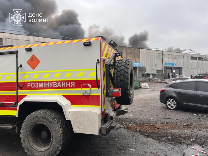 У Луцьку загасили величезні пожежі після прильотів: як це було (фото)