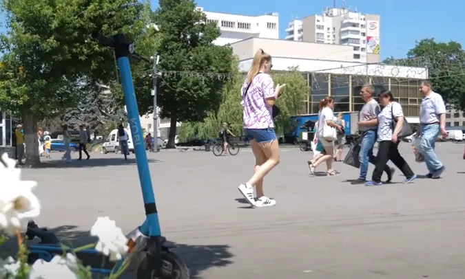 У Луцьку знову з'явилися електросамокати. Але інші (відео)