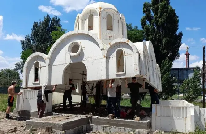 У Херсоні віряни збудували храм з пінопласту (фото)