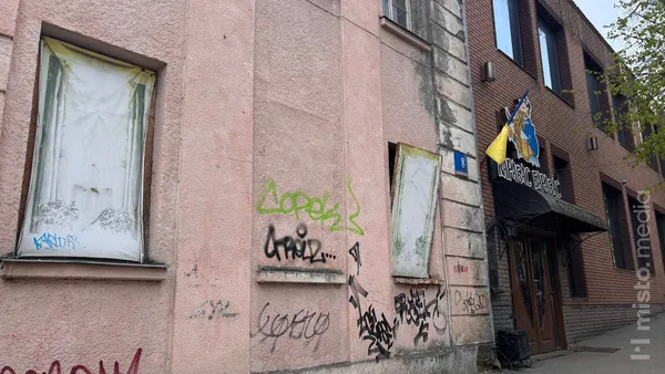 У Луцьку сильний вітер повибивав шибки у Будинку офіцерів (фото)