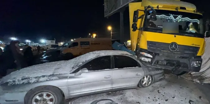 Зніс паркан та наїхав на легковик: деталі нічної ДТП у Луцьку (фото)