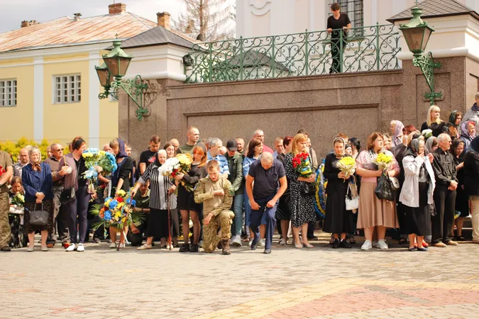 Стільки людей на похоронах давно не було: Луцьк прощався з трьома воїнами (фото, відео)