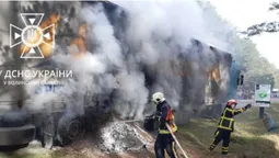 На Волині посеред дороги загорілася фура з крохмалем (фото, відео)