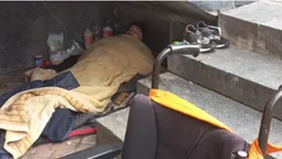 У центрі Луцька під сходами драмтеатру місяцями лежав чоловік із гангреною (фото)
