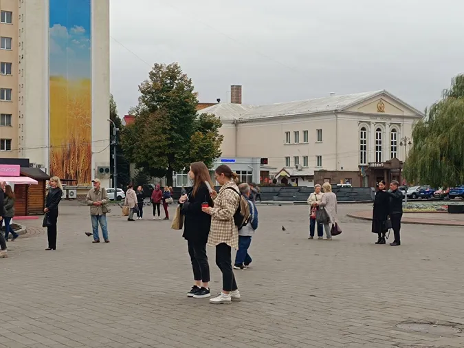 У пам'ять про загиблих захисників Луцьк зупинився в хвилині мовчання (фото)