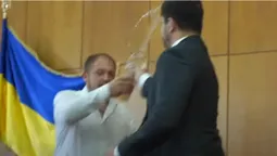 Мер на засіданні міськради облив нардепа водою з пляшки (відео)