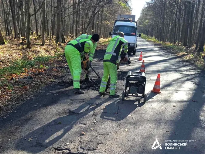 На Волині дорожники «латають» найважливіші дороги області (фото)