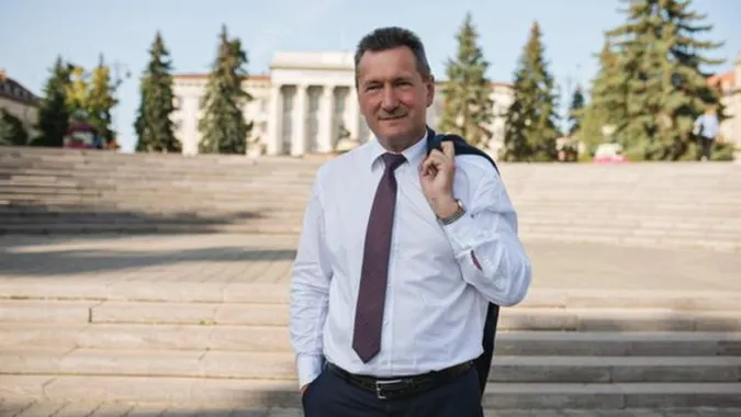 Кредит на люксове авто та мільйонні доходи: що у декларації ректора ВНУ Анатолія Цьося