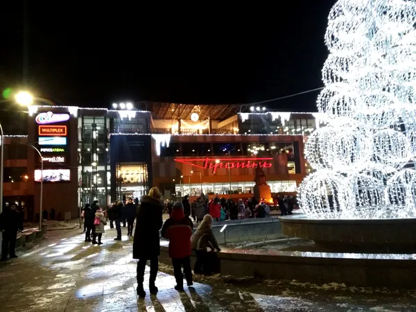 Біля «Променя» засвітили 14-метрову ялинку із кульок (фото)
