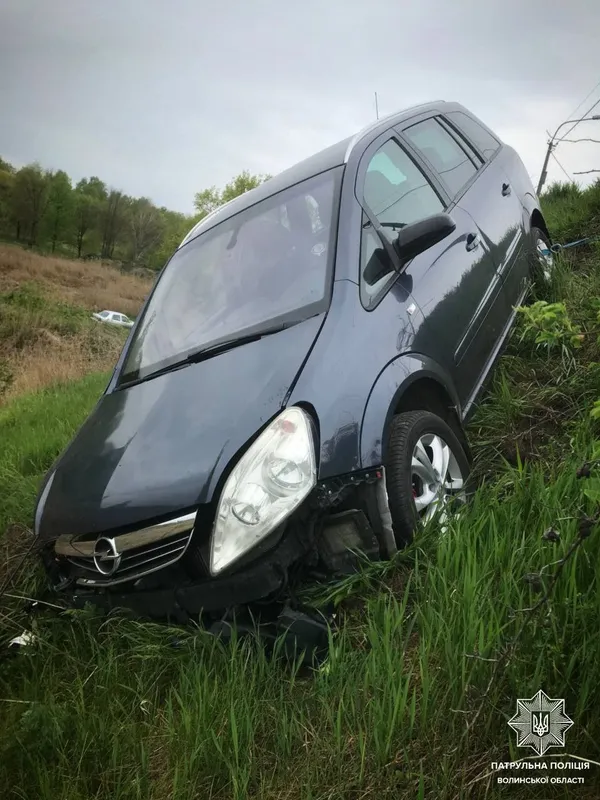 Не впорався з керуванням: у Ковелі водій Opel з'їхав у кювет (фото)