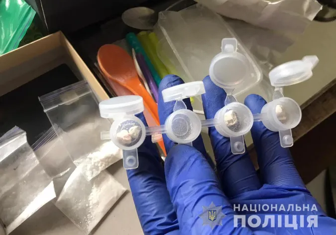 У Луцьку чоловік і жінка торгували амфетаміном (фото)