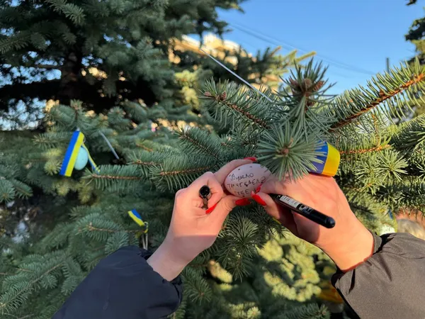 «Великодня надія»: у Луцьку рідні полонених та зниклих безвісти Героїв влаштували акцію (фото)
