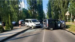 Виїхав на «зустрічку»: у Луцьку п'яний на «опелі» протаранив бус (фото)