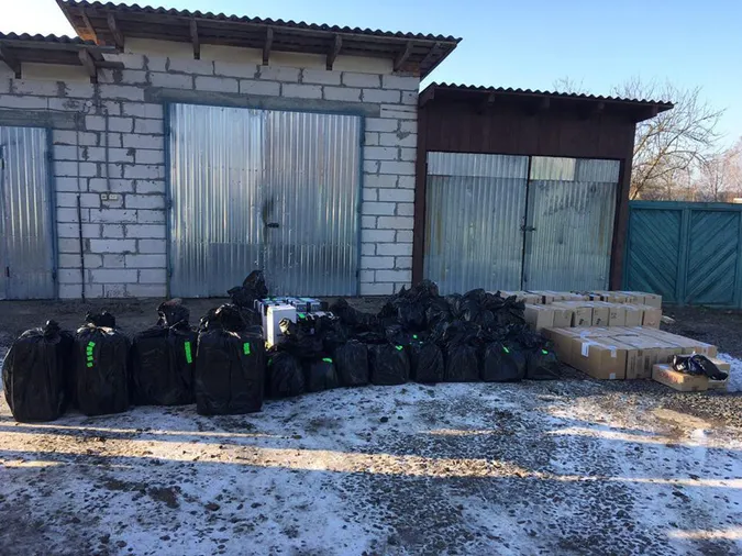 Понад тисячу пляшок і 26 ящиків цигарок: на Волині «накрили» контрабандний склад