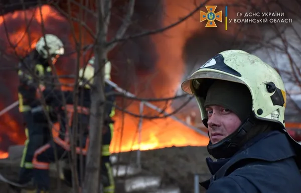 У Луцьку ліквідовують пожежу на нафтобазі (фото)