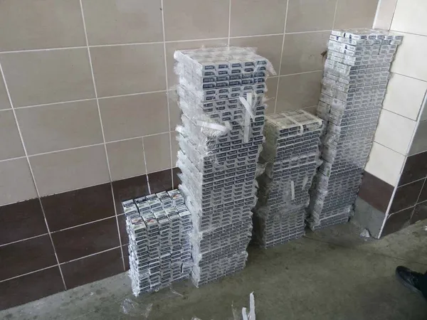 На «Ягодині» у бусі знайшли майже 2000 пачок сигарет (фото, відео)