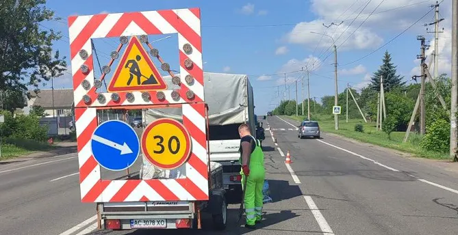 Під Луцьком на дорозі до Рівного малюють «зебри» і заливають смолою тріщини (фото, відео)