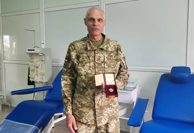 Здав 130 літрів крові: прикордонник з Луцька став «Заслуженим донором» (фото)