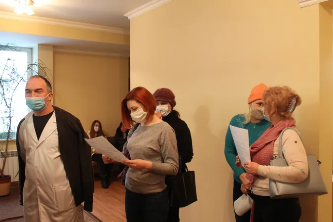 70 медиків Волинської обласної лікарні вакцинувалися проти COVID (фото)
