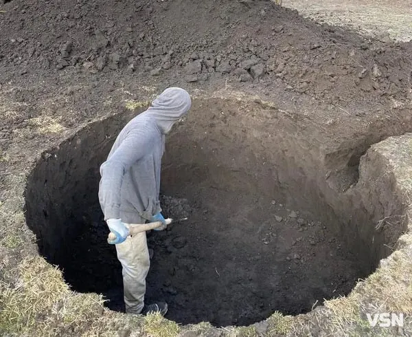 «Замовлень побільшало з літа»: як на Волині рятують обмілілі криниці та що знаходять на їхньому дні