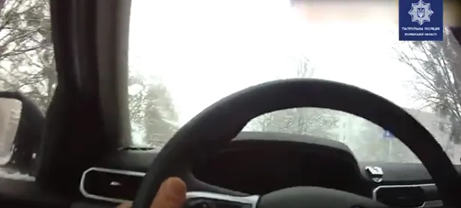 У Луцьку патрульні допомогли батькам швидше довезти дитину до лікарні