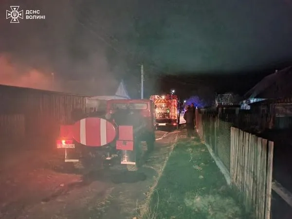 На Маневиччині дві години гасили пожежу господарської споруди (фото)