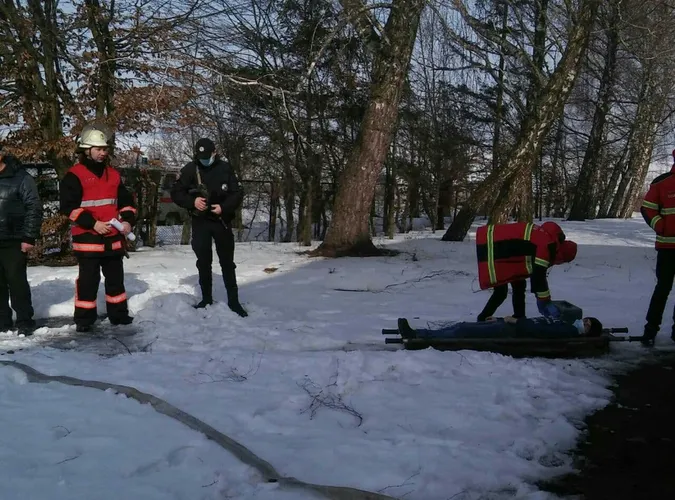 Рятувальники, медики і озброєні поліцейські з'їхалися до лікарні у Локачах (фото)