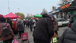 Ви такого ще не бачили: скільки у Луцьку просять за продукти на ринку (відео)