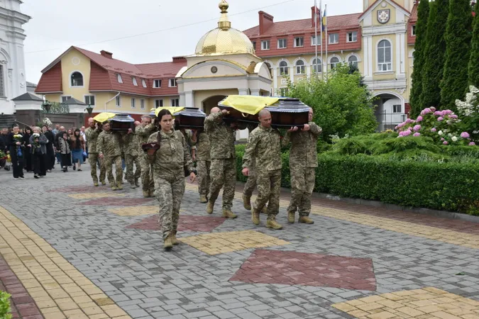 Навіки додому: Луцьк попрощався з трьома захисниками України Геннадієм Кравчуком, Максимом Возняком, Владиславом Гіндою