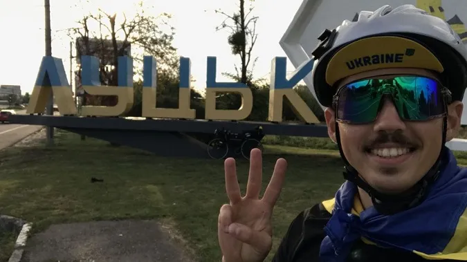 До Луцька на велосипеді приїхав волонтер, який збирає мільйон на ЗСУ