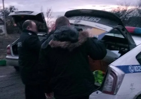 На Волині затримали поліцейських, які намагалися позбутися зібраних хабарів (фото)