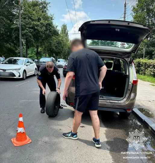 Спустило колесо: луцькі патрульні допомогли водію з бойовими травмами