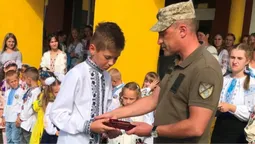 На Ковельщині під час першого дзвоника сину загиблого воїна вручили орден «За мужність» (фото)