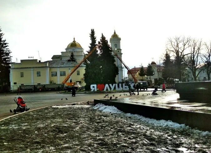 На Театральйному майдані Луцька будуть світити три прожектори і звучатимуть колядки