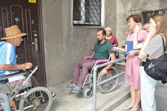 Ковельський посадовець об'їхав місто колісним візком (фото)