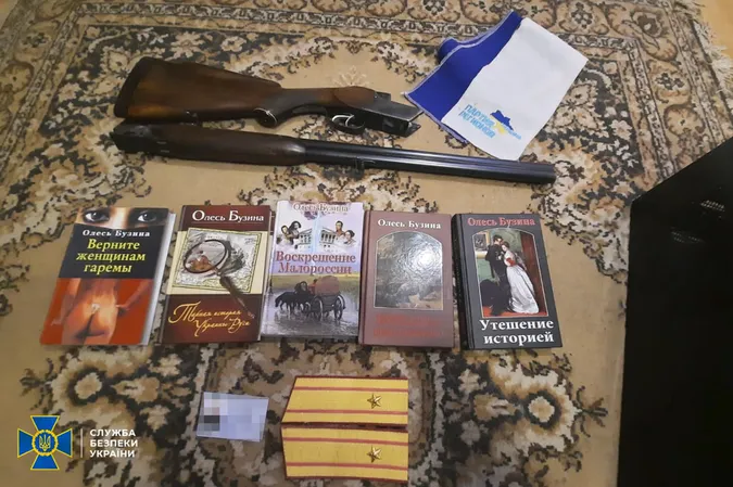 Прапори, книжки і зброя: СБУ взялася за представників заборонених партій (фото)