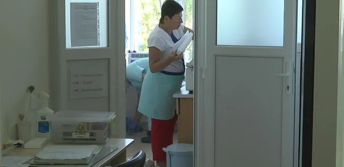 У Луцьку з відділення «інфекційки» звільнили більшу частину медиків (фото, відео)