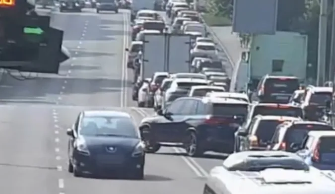 У Луцьку водій BMW виїхав на «зустрічку», аби проскочити затор (фото)