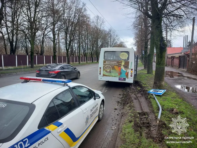 У Луцьку маршрутка врізалась у дерево і збила дорожній знак (фото)