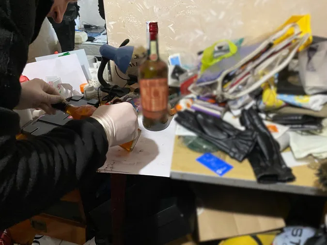 На Київщині дівчина вбила колишнього, надіславши отруєний алкоголь як «приз» (фото, відео)