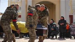 Зі сльозами та на колінах: Луцьк попрощався з трьома своїми Героями (фото, відео)