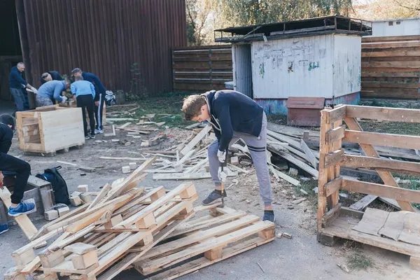 На КП «Ласка» майстрували собакам будки (фото)