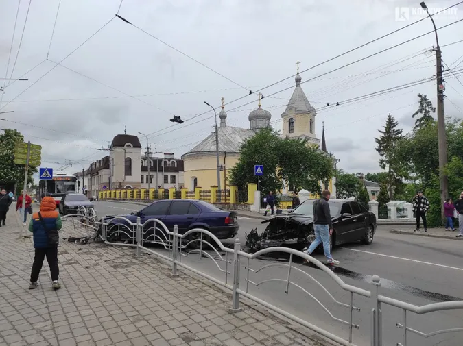 Знесло «передок»: серед Луцька влупилися дві машини і заблокували вулицю (фото)