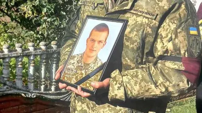 Навіки 28: на Волині провели в останню путь полеглого воїна Романа Ткачука (фото)