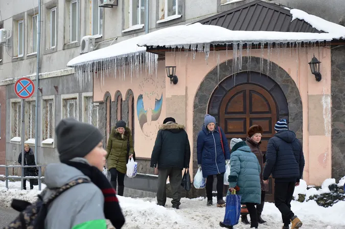 Дивіться вгору: у Луцьку бурулькова загроза (ФОТО)