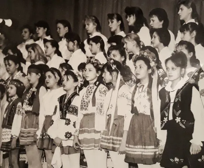 Волинська краєзнавиця показала 100-літню вишиванку, вишиту прадідусем для бабусі (дитяче фото)